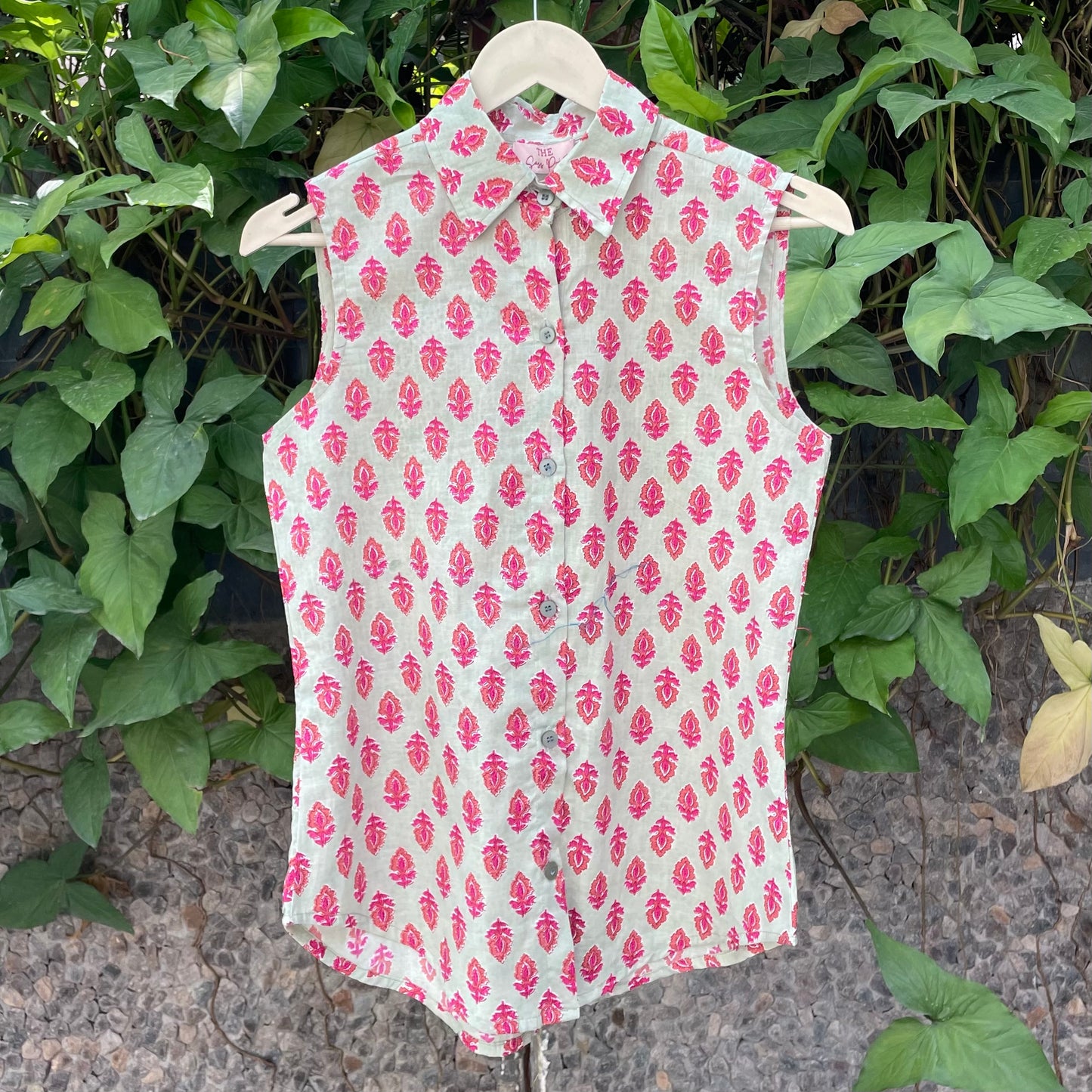 Sleeveless shirts